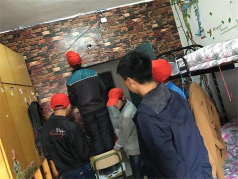 电气工程学院开展寝室布网线志愿服务活动.