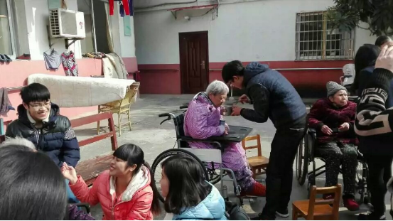 物联网1502班同学养老院献爱心